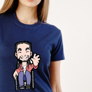 Camiseta manga curta FEMININA na cor AZUL, no centro o Tom, personagem do blog, homem cadeirante, com barba sorrindo e acenando com a mão esquerda, usa uma camisa de manga longa rosa, outra por dentro branca, calça jeans azul e sapatos pretos. Zoom na modelo, mulher branca, cabelos compridos e loiros.