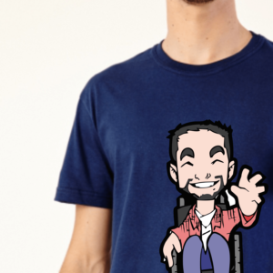 Camiseta manga curta MASCULINA na cor AZUL MARINHO, no centro o Tom, personagem do blog, homem cadeirante, com barba sorrindo e acenando com a mão esquerda, usa uma camisa de manga longa rosa, outra por dentro branca, calça jeans azul e sapatos pretos. Zoom no modelo, HOMEM branco, com barba falhada.
