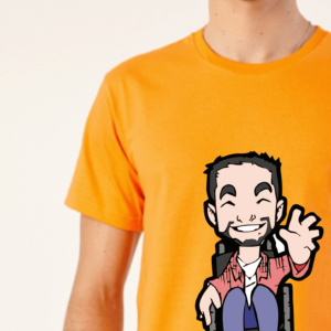 Camiseta manga curta MASCULINA na cor LARANJA, no centro o Tom, personagem do blog, homem cadeirante, com barba sorrindo e acenando com a mão esquerda, usa uma camisa de manga longa rosa, outra por dentro branca, calça jeans azul e sapatos pretos. Zoom no modelo, HOMEM branco, com barba falhada.