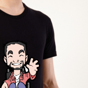 Camiseta manga curta MASCULINA na cor PRETA, no centro o Tom, personagem do blog, homem cadeirante, com barba sorrindo e acenando com a mão esquerda, usa uma camisa de manga longa rosa, outra por dentro branca, calça jeans azul e sapatos pretos. Zoom no modelo, HOMEM branco.
