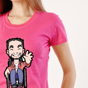 Camiseta manga curta FEMININA na cor ROSA PINK, no centro o Tom, personagem do blog, homem cadeirante, com barba sorrindo e acenando com a mão esquerda, usa uma camisa de manga longa rosa, outra por dentro branca, calça jeans azul e sapatos pretos. Zoom na modelo, mulher branca, cabelos compridos e loiros.