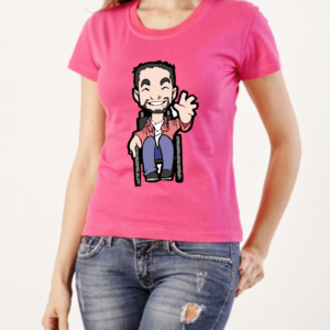 Camiseta manga curta FEMININA na cor ROSA PINK, no centro o Tom, personagem do blog, homem cadeirante, com barba sorrindo e acenando com a mão esquerda, usa uma camisa de manga longa rosa, outra por dentro branca, calça jeans azul e sapatos pretos. Modelo, mulher branca, cabelos compridos e loiros com a mão esquerda nos bolso de uma calça jeans azul.