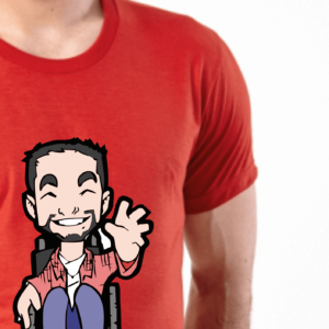 Camiseta manga curta MASCULINA na cor VERMELHA, no centro o Tom, personagem do blog, homem cadeirante, com barba sorrindo e acenando com a mão esquerda, usa uma camisa de manga longa rosa, outra por dentro branca, calça jeans azul e sapatos pretos. Zoom no modelo, HOMEM branco.