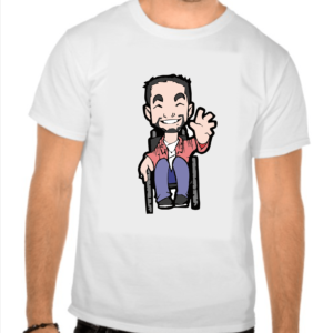 Camiseta manga curta MASCULINA na cor BRANCA, no centro o Tom, personagem do blog, homem cadeirante, com barba sorrindo e acenando com a mão esquerda, usa uma camisa de manga longa rosa, outra por dentro branca, calça jeans azul e sapatos pretos. Zoom no modelo mostrando braço e pescoço apenas.