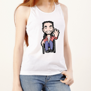 Camiseta sem manga, regata FEMININA na cor branca, no centro o Tom, personagem do blog, homem cadeirante, com barba sorrindo e acenando com a mão esquerda, usa uma camisa de manga longa rosa, outra por dentro branca, calça jeans azul e sapatos pretos. modelo mostrando metade do rosto e sorrindo, mão esquerda o bolso de uma calça jeans azul , mulher branca, loira, cabelos nos ombros.