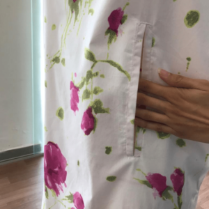 Camisola para usuária de sonda de gastrostomia com abertura lateral