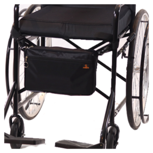 Foto ilustrativa da bolsa para a cadeira de rodas com presilha da reapta na cor preta e logo laranja, com zíper e argola de metal para abertura em zoom numa cadeira de rodas preta.