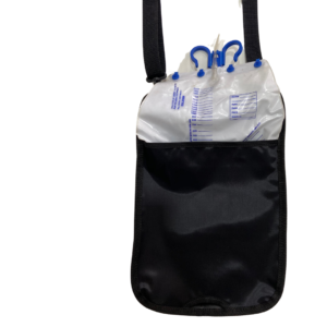 Imagem ilustrativa da bolsa na cor preta COM ALÇAS, com o coletor saindo desta na cor branca e azul.