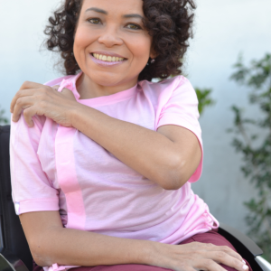 Camisa T-Shirt Adaptada, Veste Fácil Inclusiva (Rosa)