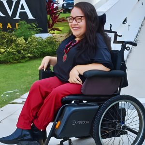 Camisa T-Shirt Adaptada, Veste Fácil Inclusiva (Preto)