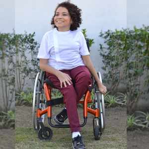 Camisa T-Shirt Adaptada, Veste Fácil Inclusiva (Branca)